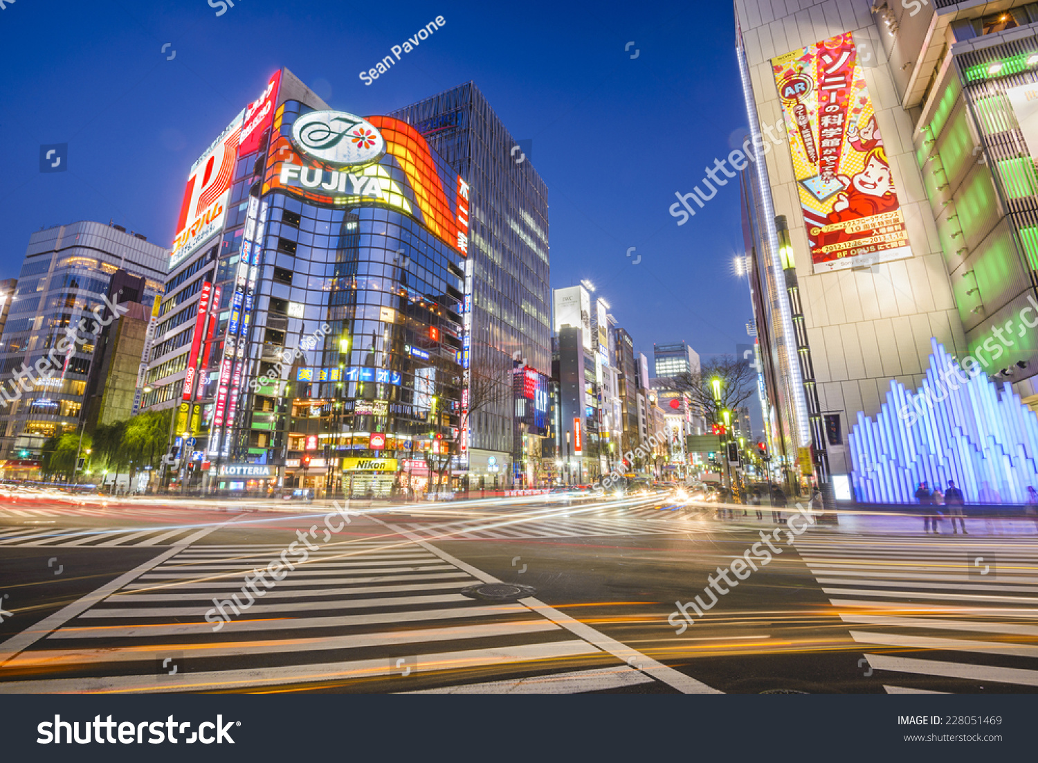 日本东京--12月25日,2012:城市在银座区。区提