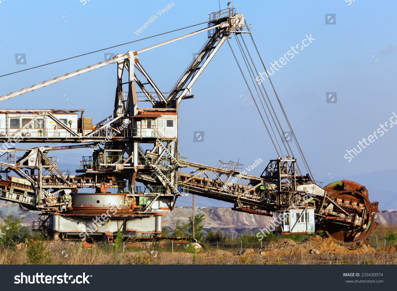 一个巨大的斗轮挖掘机在工作中在褐煤的露天矿