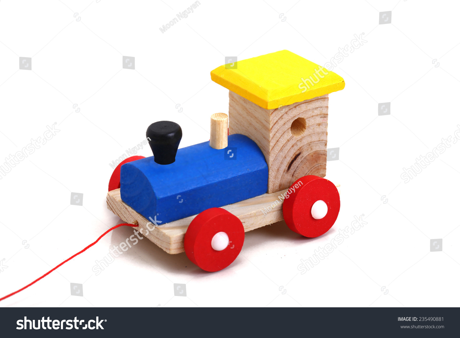 木制火车。玩具对孩子。4岁以上儿童安全。-教