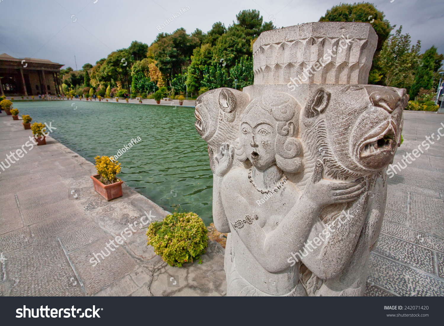 池附近的石头雕塑的女人和狮子波斯宫殿Hash