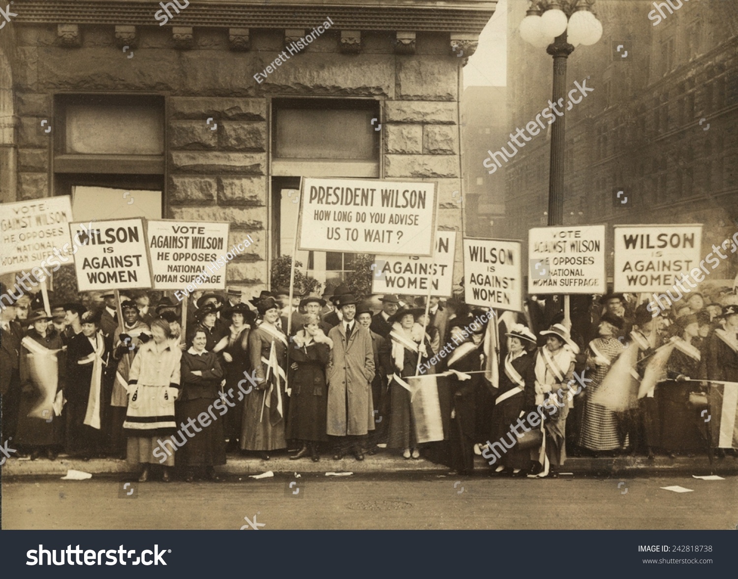 群妇女选举权的支持者与标语牌示威,威尔逊对