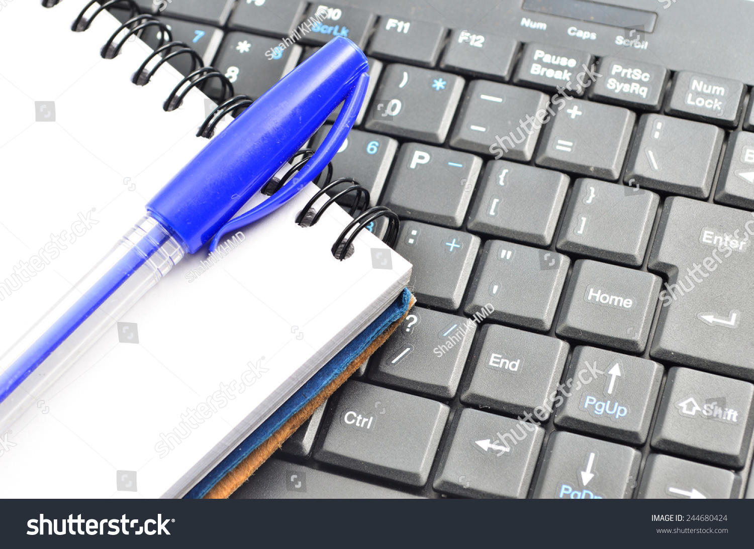 一个笔记本电脑和键盘。写下来并保存-商业\/金