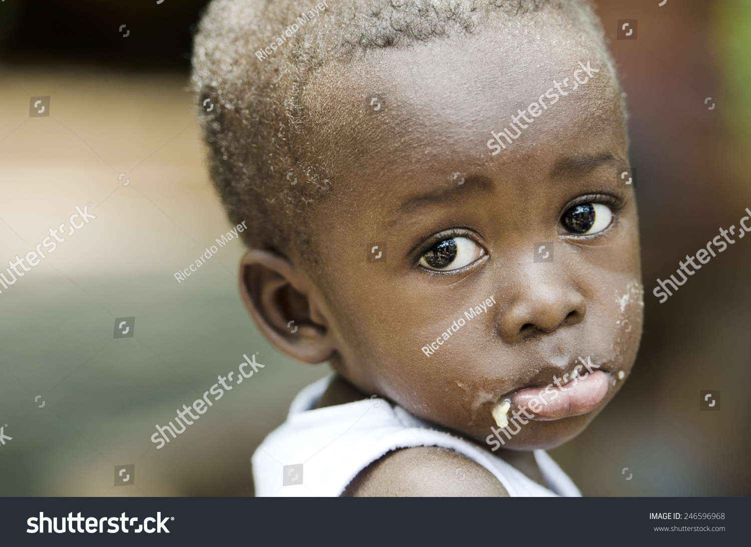 悲伤绝望沮丧的象征:非洲黑人小男孩伤心地哭