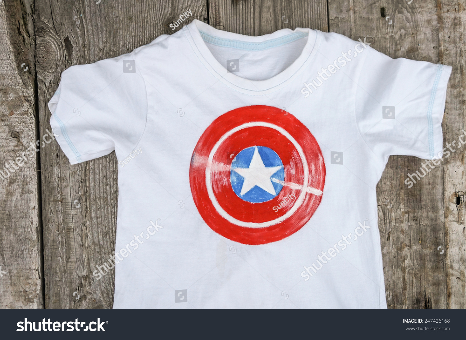 美国队长的盾牌在男孩的t恤的背景。手工制作