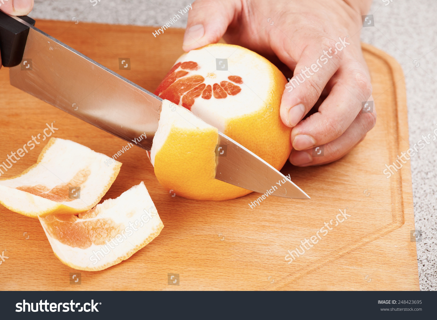 切割用柚子皮用刀切成段。柑橘皮清除-食品及