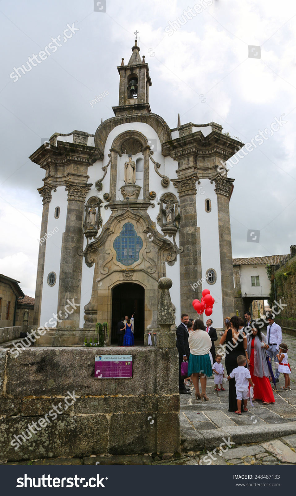 途易,西班牙- 8月2日,2014:客人在婚礼的教堂外