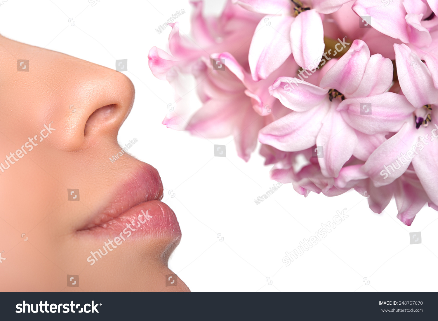 特写鼻子和一朵花。对花粉过敏的花朵。哮喘发