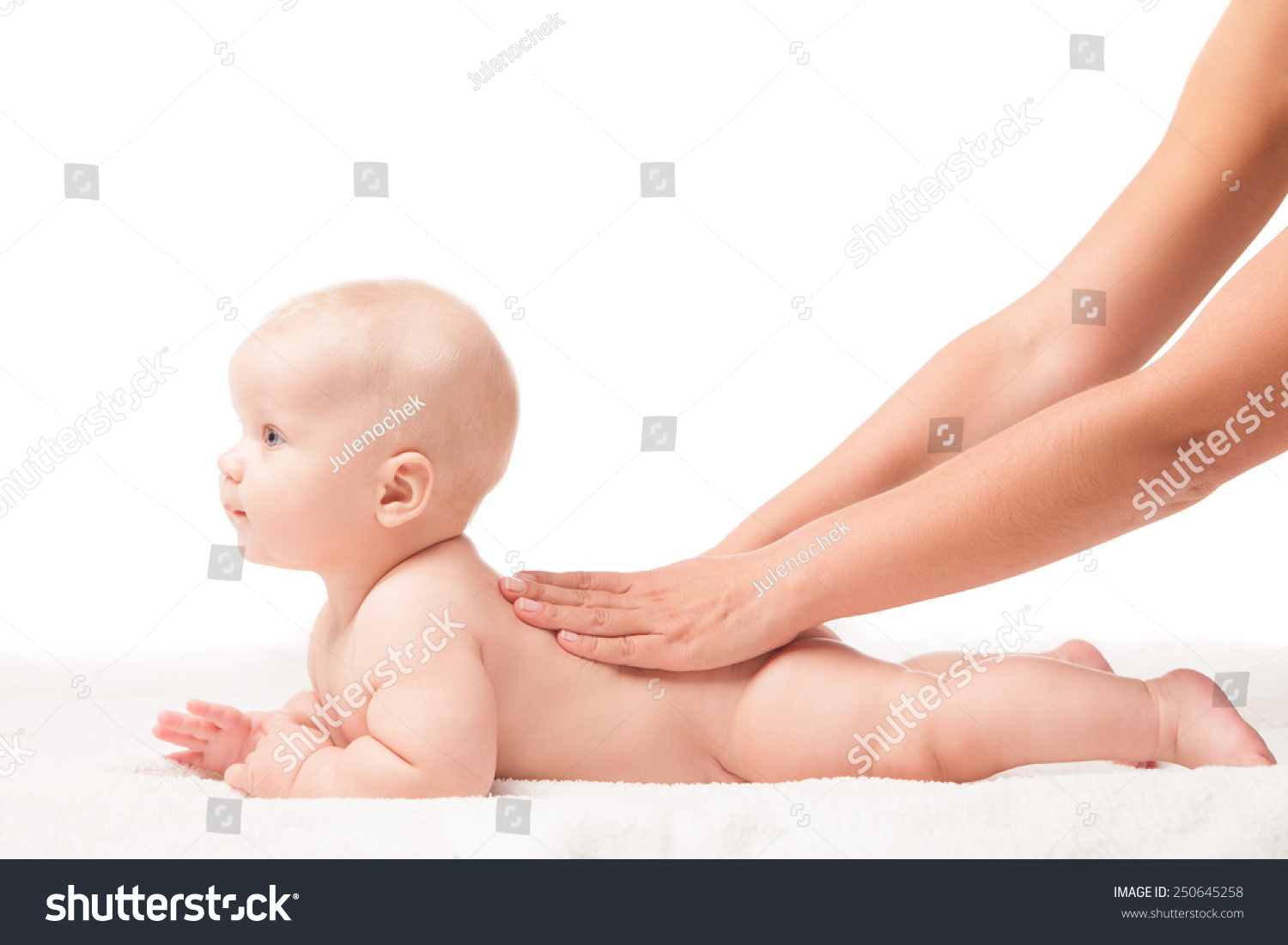 可爱的婴儿躺在白色毯子胃手按摩背部。孤立在