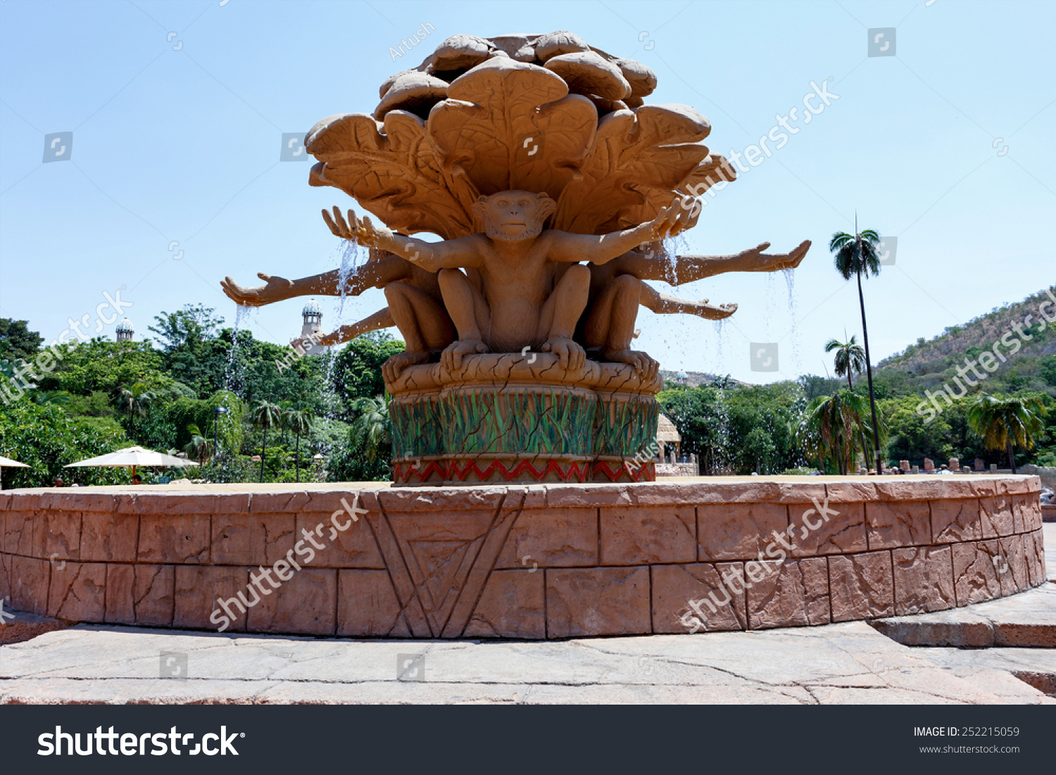 巨大的猴子雕像在桥附近的喷泉在太阳城著名的