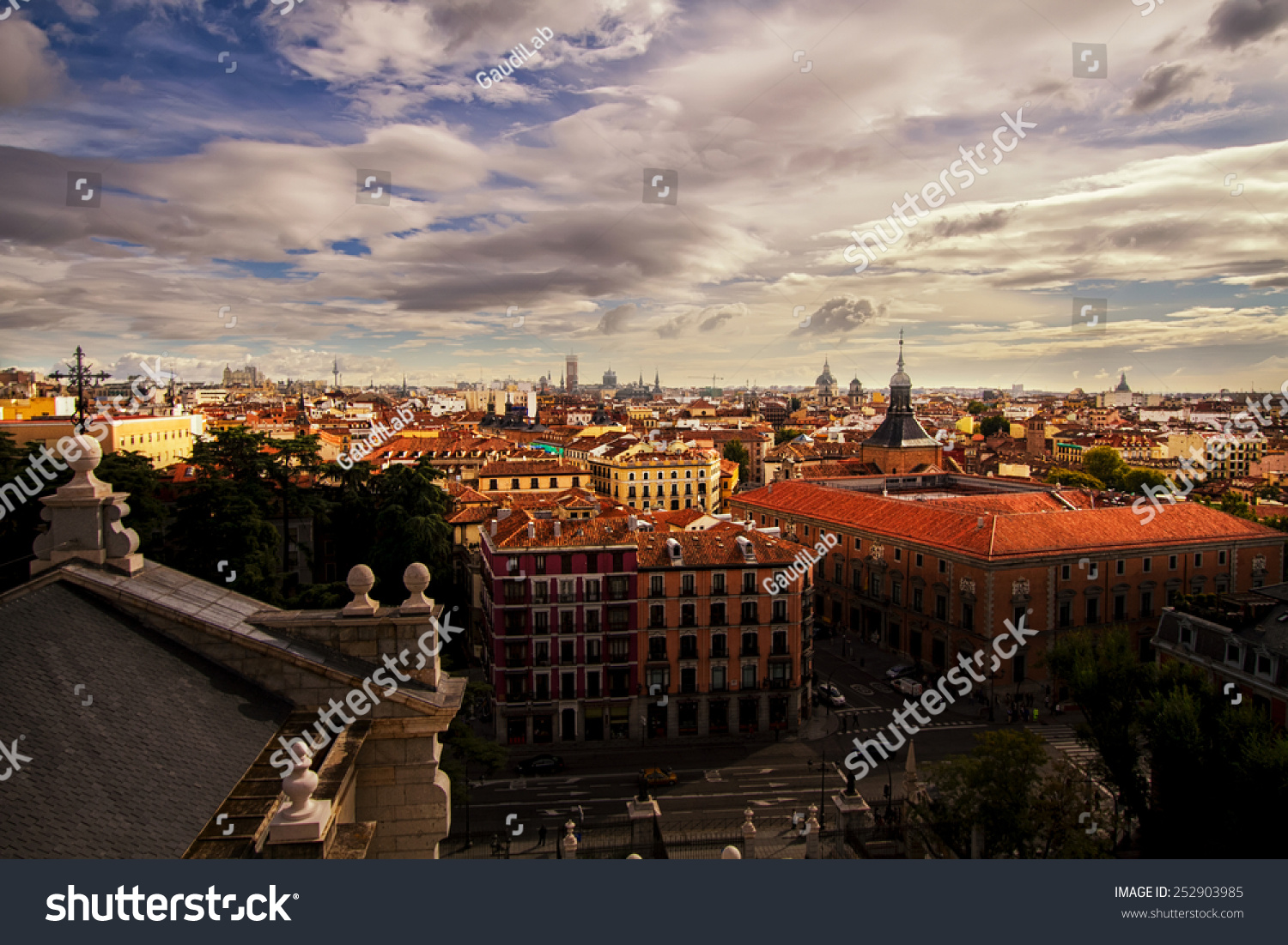 多云的天空美丽的马德里城市场景,从屋顶、高