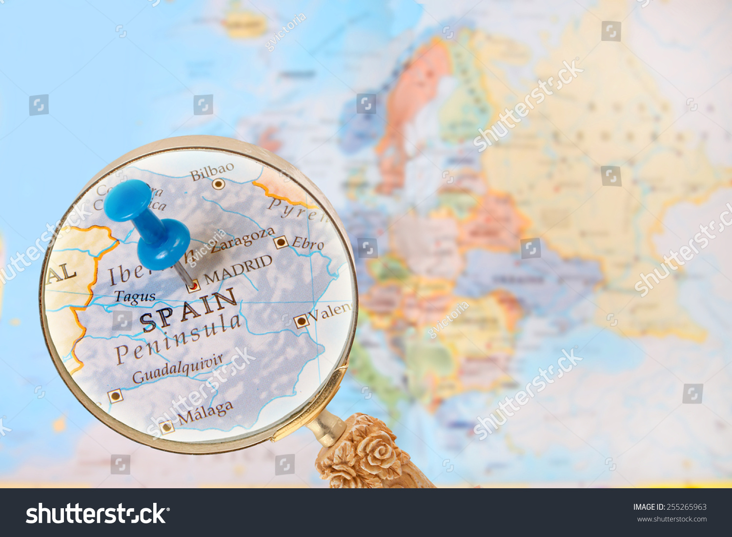 蓝色的策略在欧洲地图上放大镜在马德里,西班