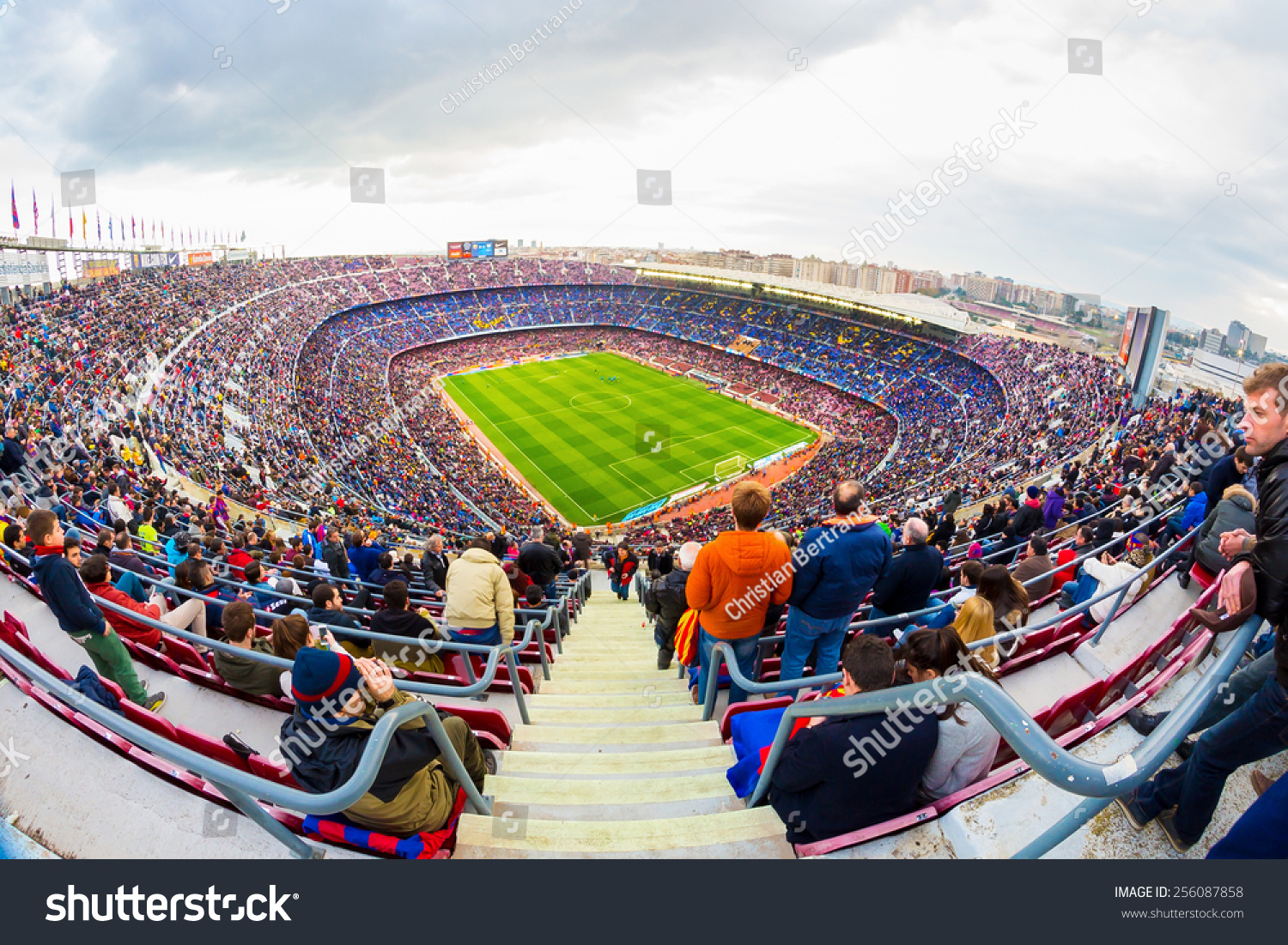 巴塞罗那- 2月21日:诺坎普球场的一般视图之间