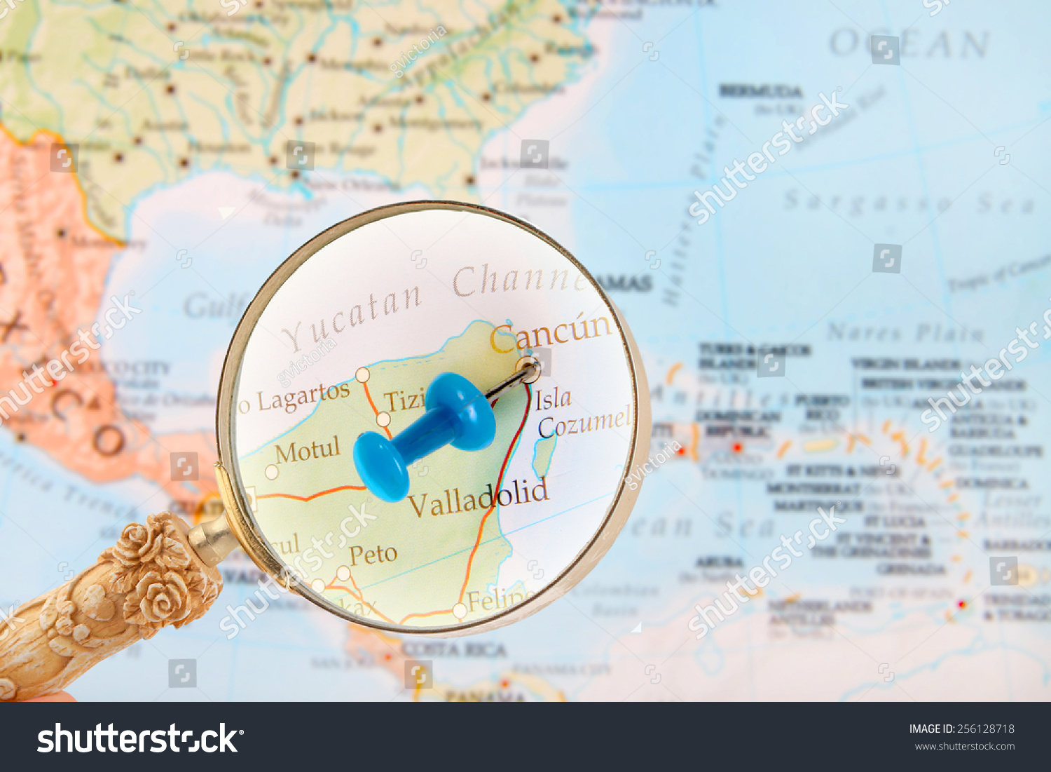 蓝色的策略地图加勒比与放大镜在坎昆,墨西哥