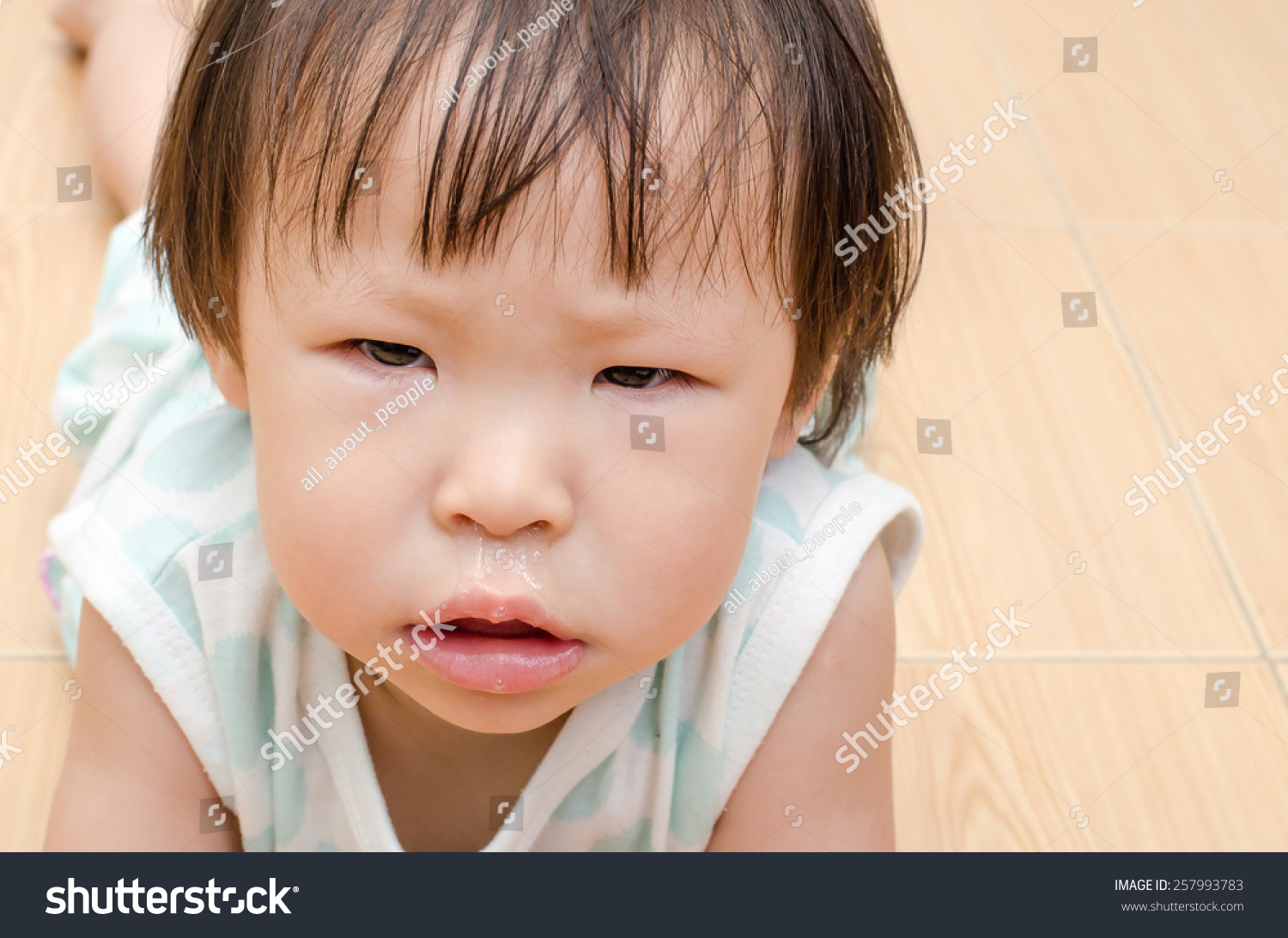 亚洲女孩的鼻涕从她的鼻子流出来 - 医疗保健,