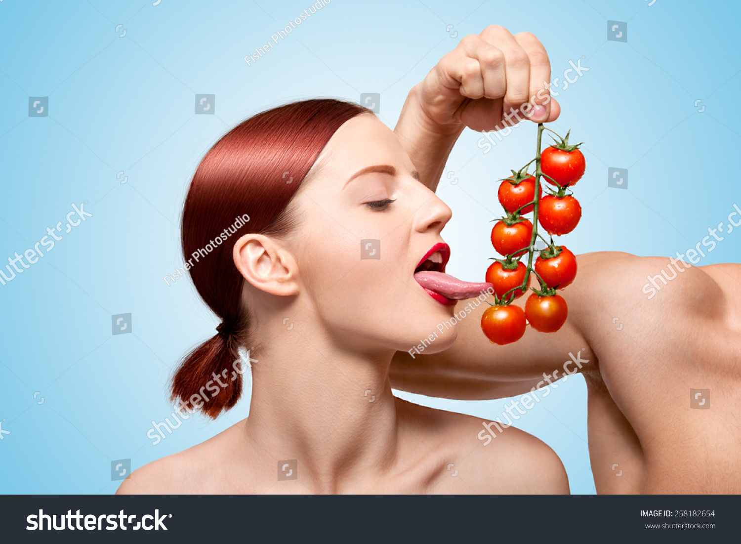 美丽的女孩舔在葡萄成熟的红樱桃番茄性与她诱