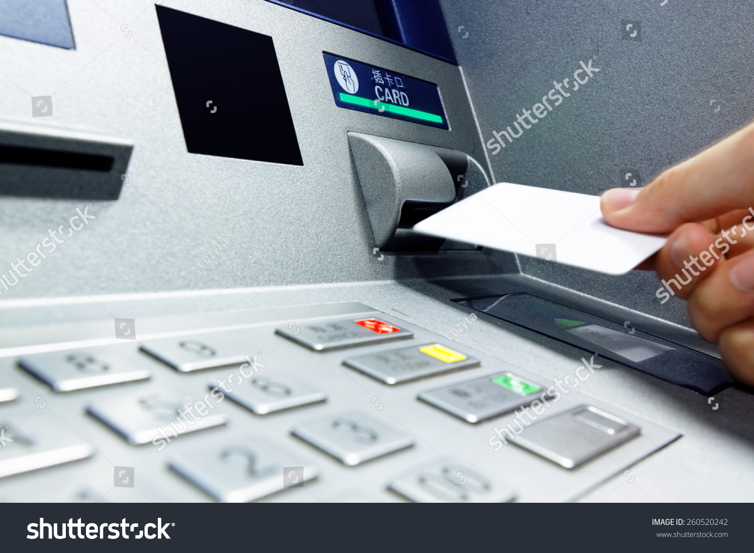 男手商人将信用卡插入ATM和撤回资金-商业\/金