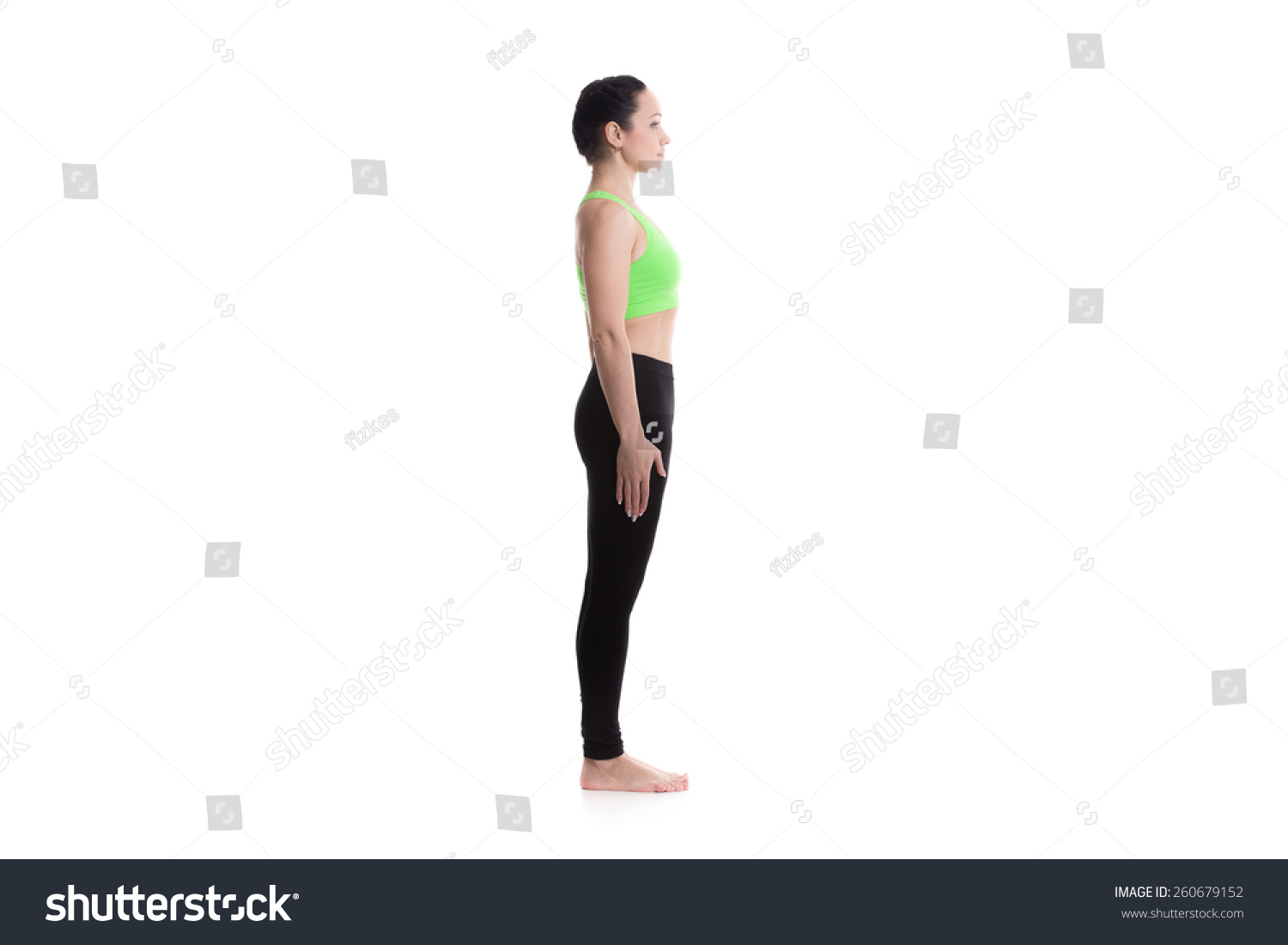 运动型的女孩在白色背景执行基本的站立体式(