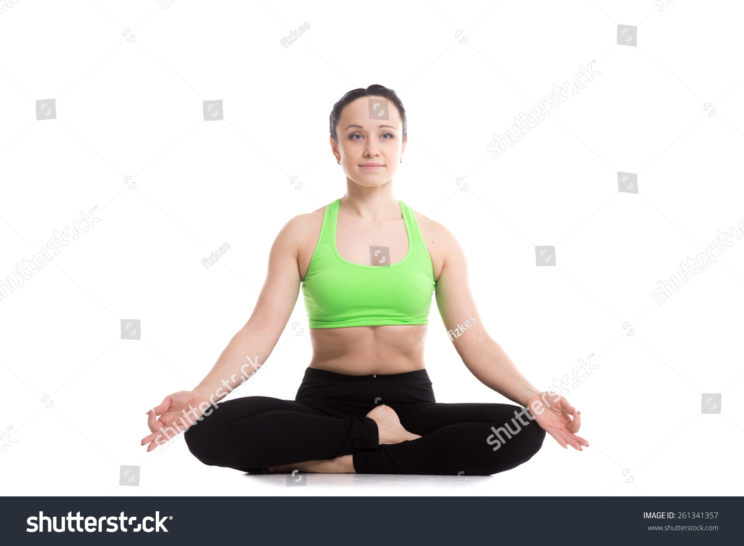 作为宁静健康的女孩做瑜伽训练,坐在地,一半lo