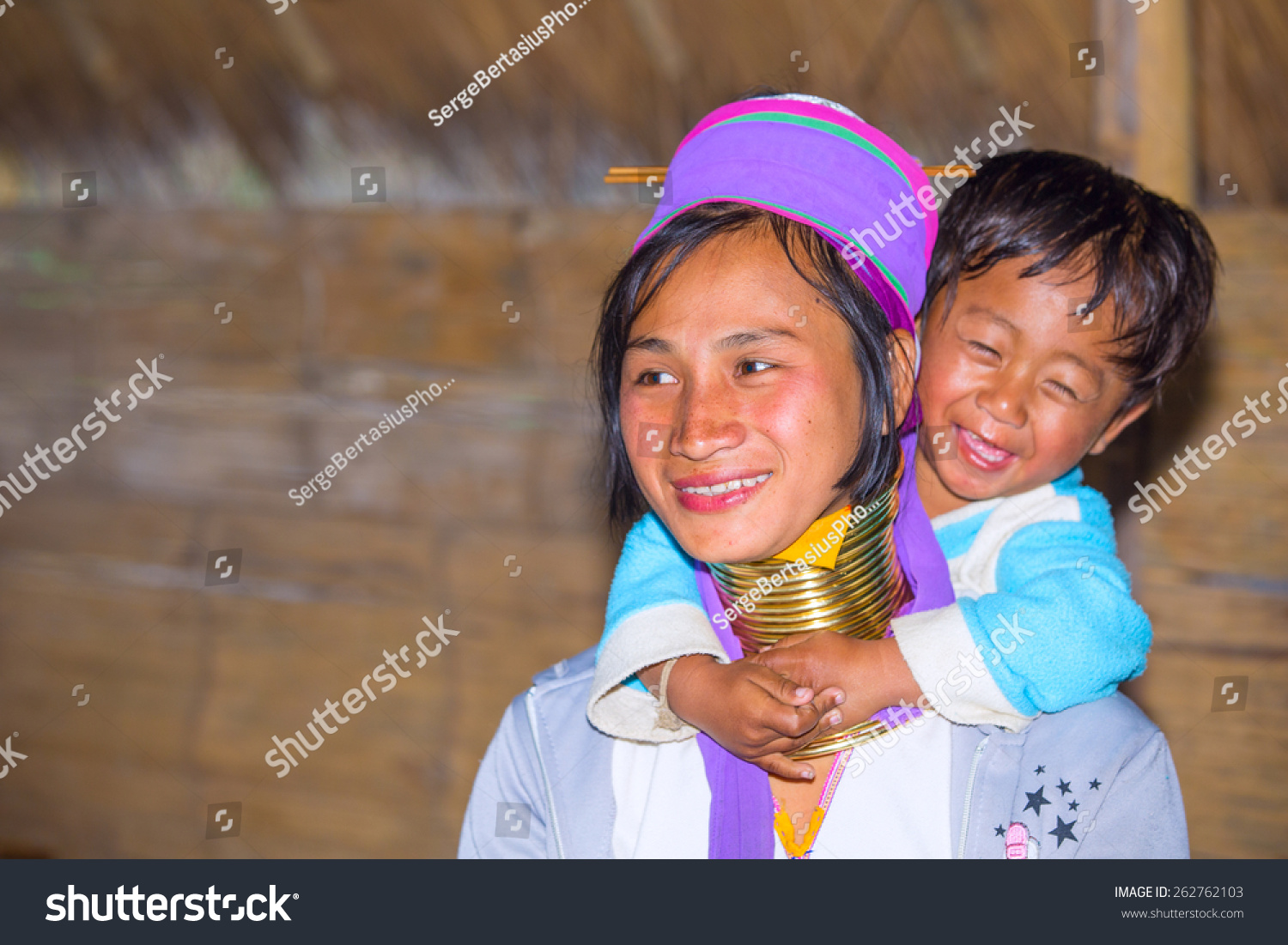 泰国清莱省--2015年1月:凯伦部落女孩穿着传统