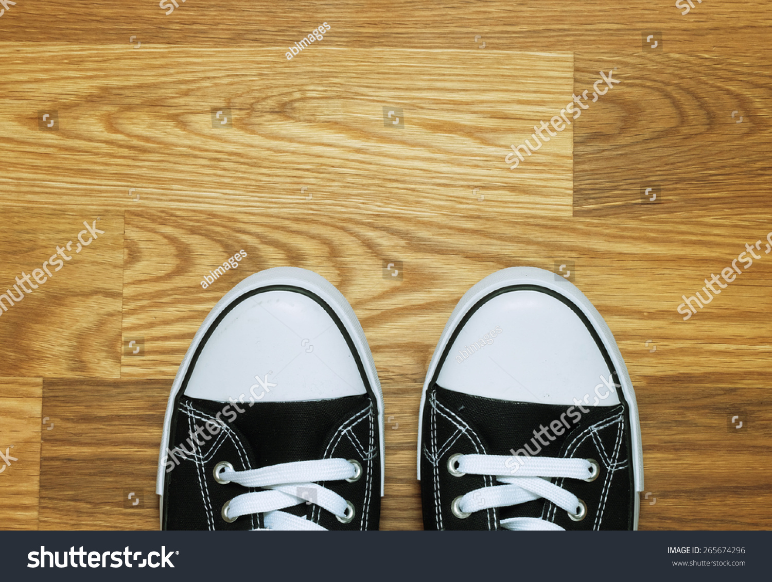 一双帆布橡胶底帆布鞋从上面射在木地板上-物