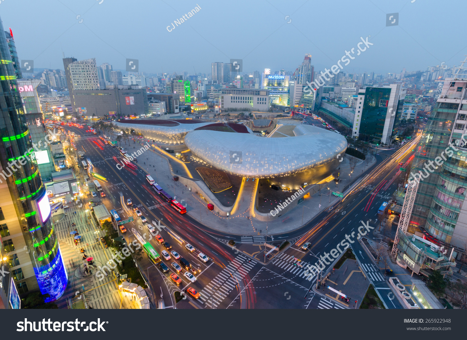 韩国首尔- 3月29日:深夜交通模糊过去一直设计