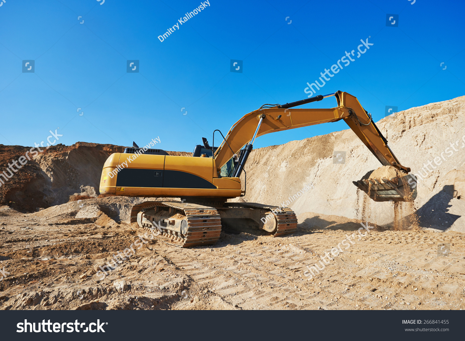 exavation机械挖掘机在采砂场土方工作-交通运