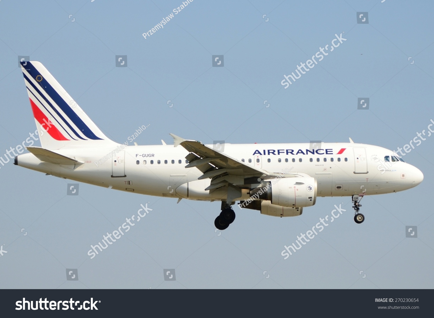 这是法航空客A318客机的一个视图注册为F-G