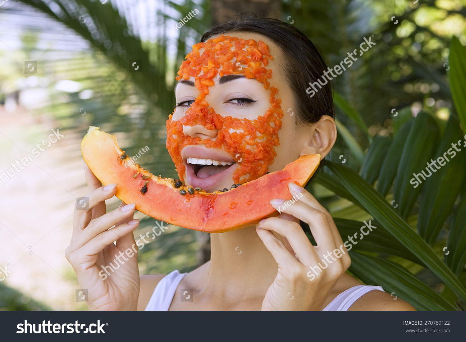美丽的白人女子有新鲜水果木瓜自然面膜,皮肤