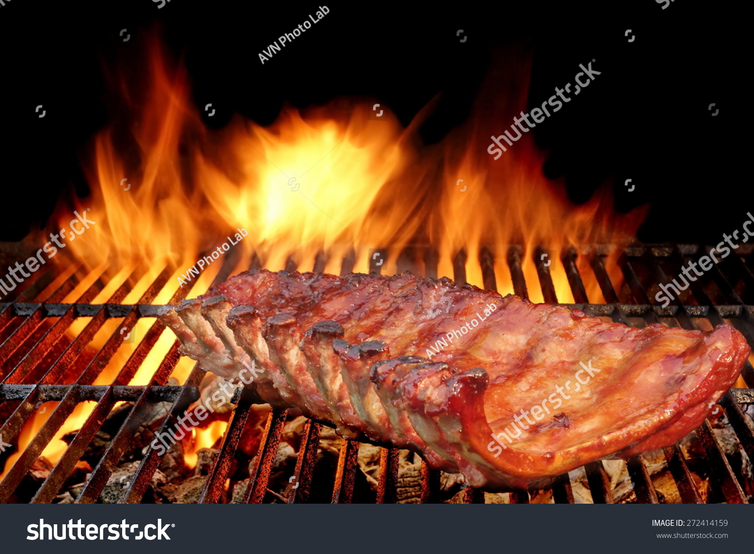 烧烤婴儿辣卤和熏猪肉肋骨热木炭烤架上明亮的