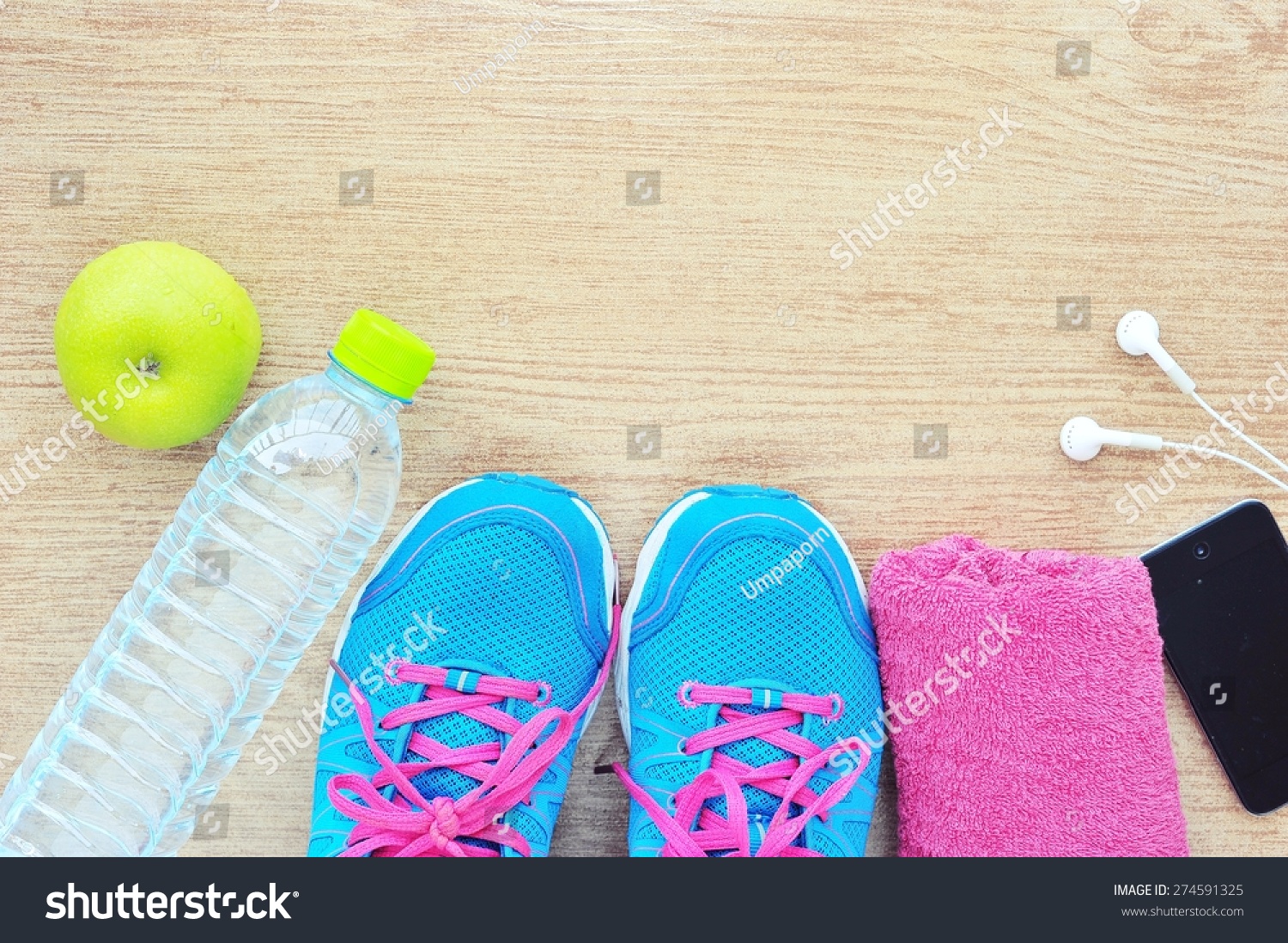 运动鞋和水为体育活动在瓷砖地板上。-医疗保