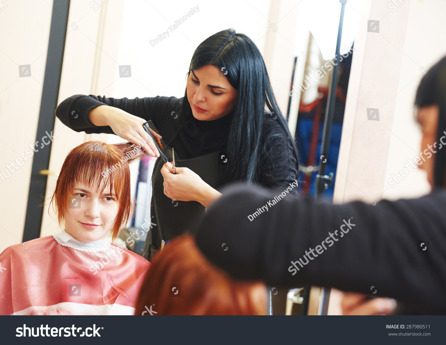 发型师剪头发的女客户在美容院-人物,美容\/时装
