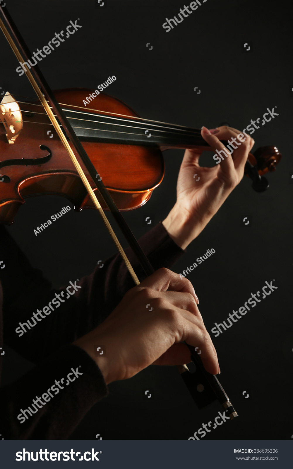 小提琴家演奏小提琴在黑暗的背景 - 物体,人物