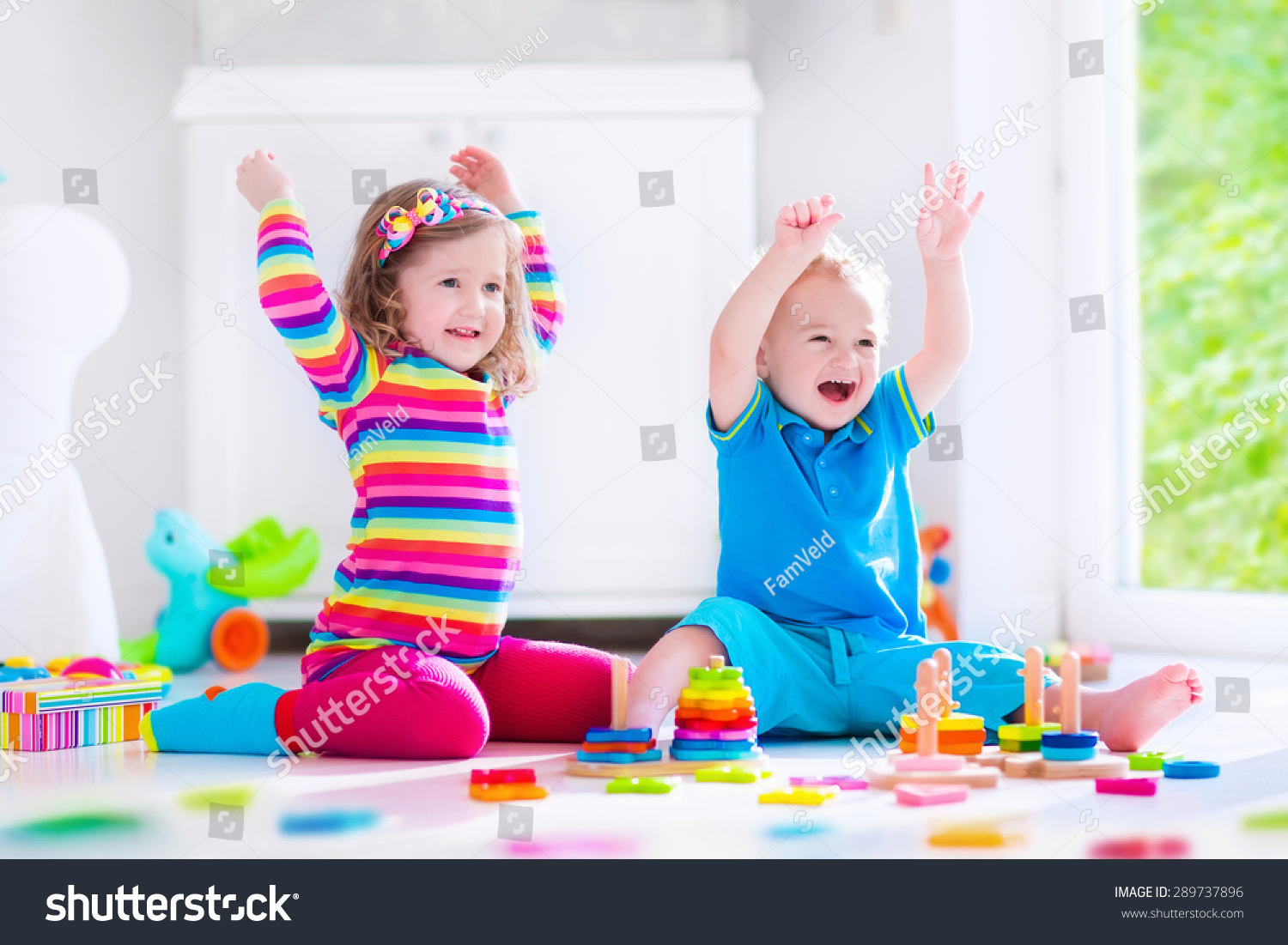 学龄前儿童的孩子玩彩色玩具积木。孩子们玩教