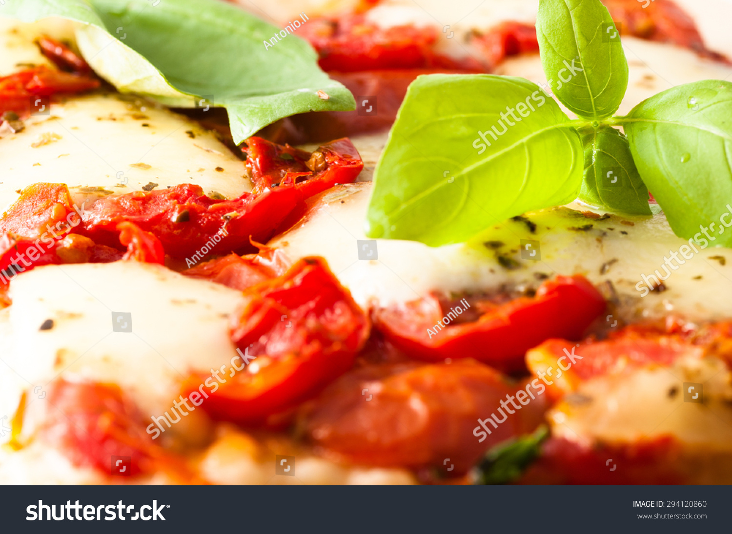披萨在那不勒斯与番茄、意大利干酪和罗勒。-