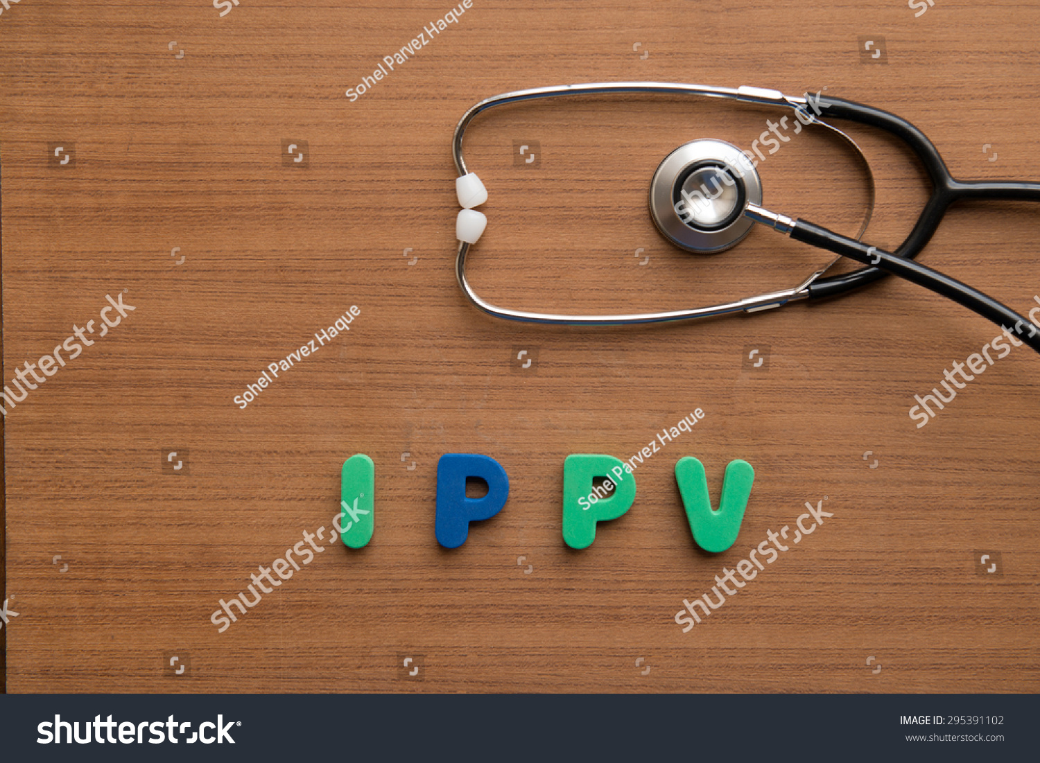 间歇正压通气(IPPV)彩色字与听诊器木制背景-