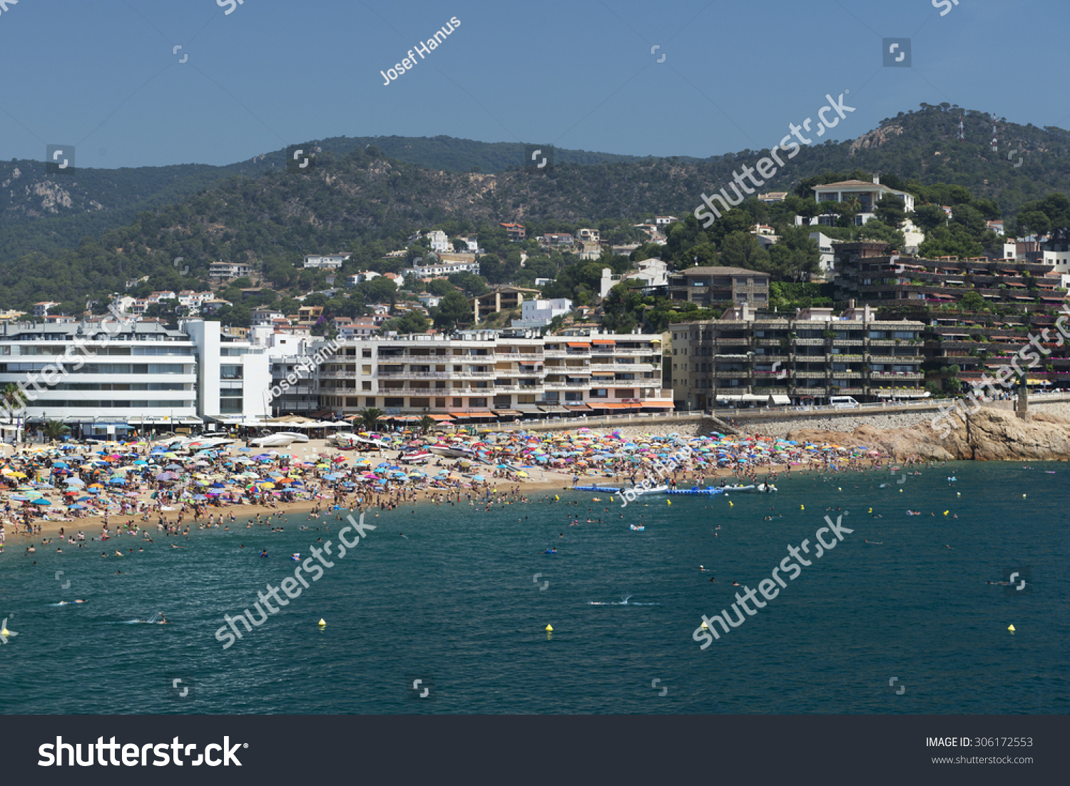 2015年西班牙--7月7日:科斯塔布拉瓦海滩,在西