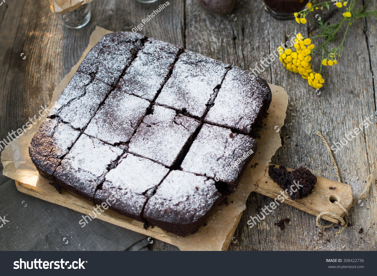 巧克力布朗尼甜菜根配糖粉在木板上-食品及饮
