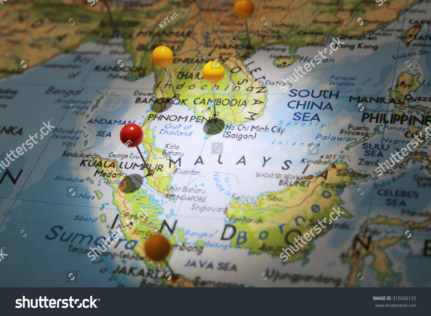 地图图钉在地图上红色光和销关注吉隆坡的城市
