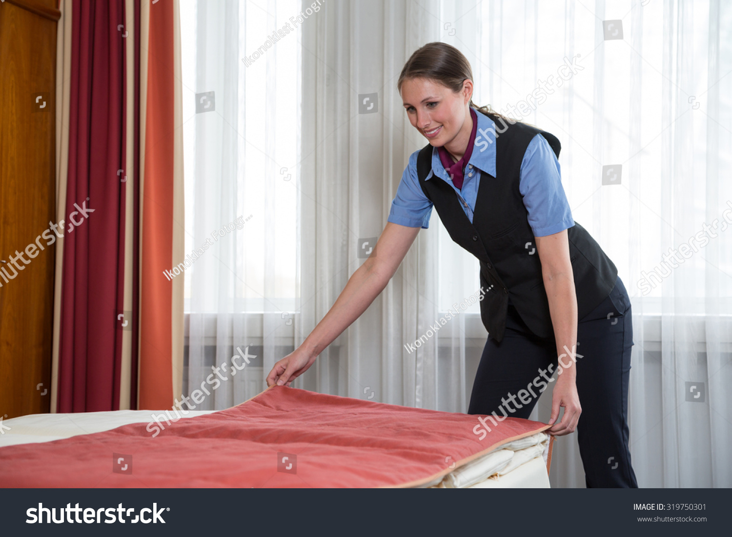 女仆或客房服务在酒店房间铺床-商业\/金融,人物