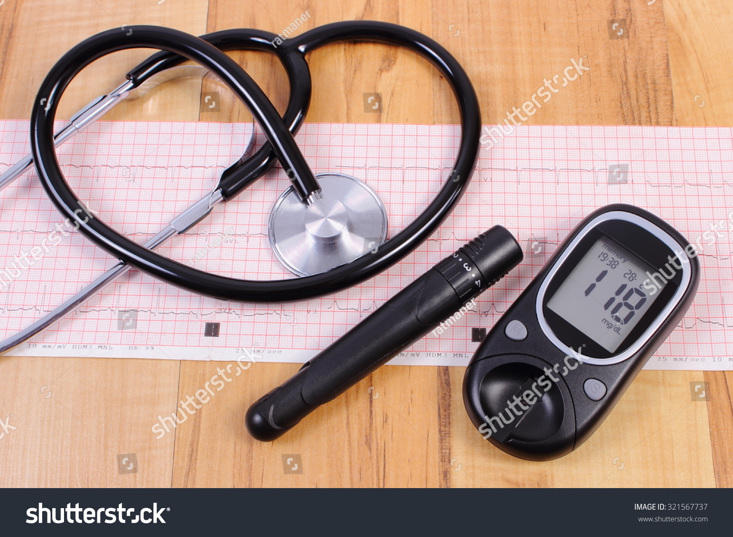 血糖仪柳叶刀设备和医用听诊器躺在心电图图形