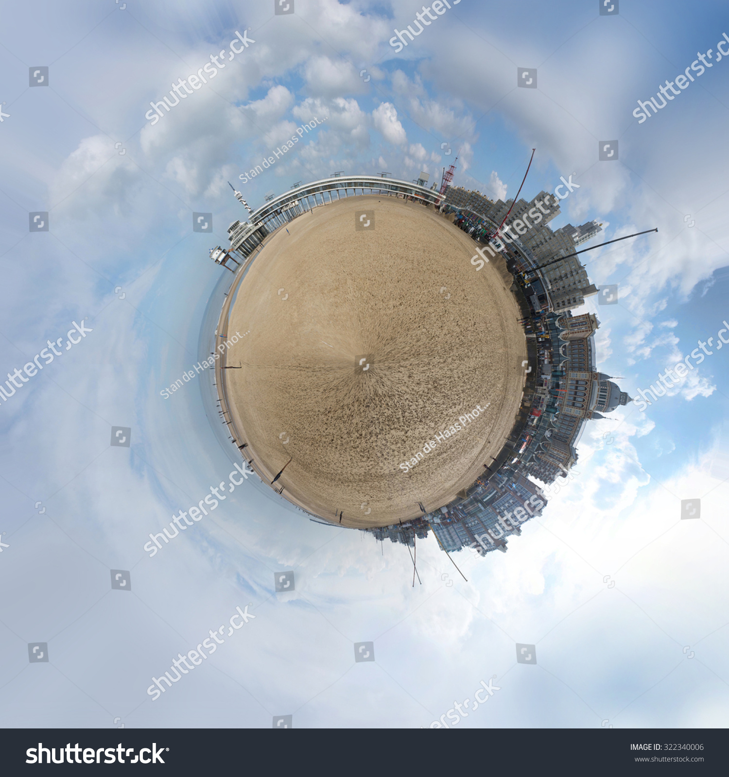 小星球,球形的荷兰因为云层和字段 - 建筑物\/地
