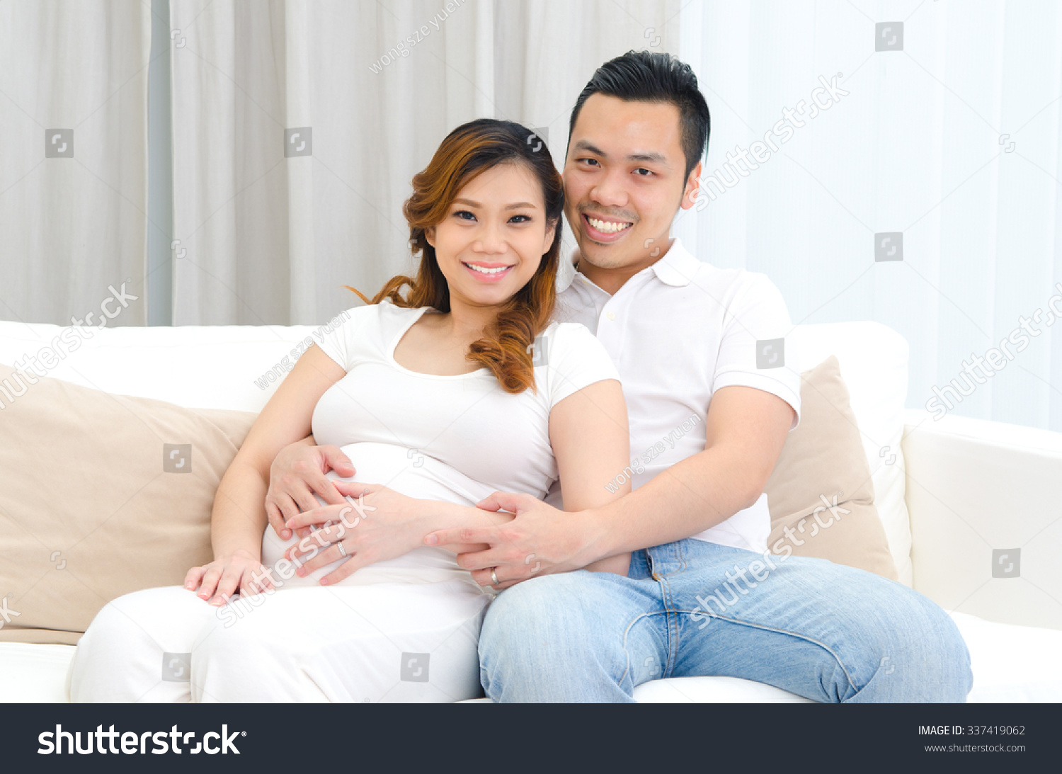 室内的画像美丽的亚洲孕妇和她的丈夫 - 人物 