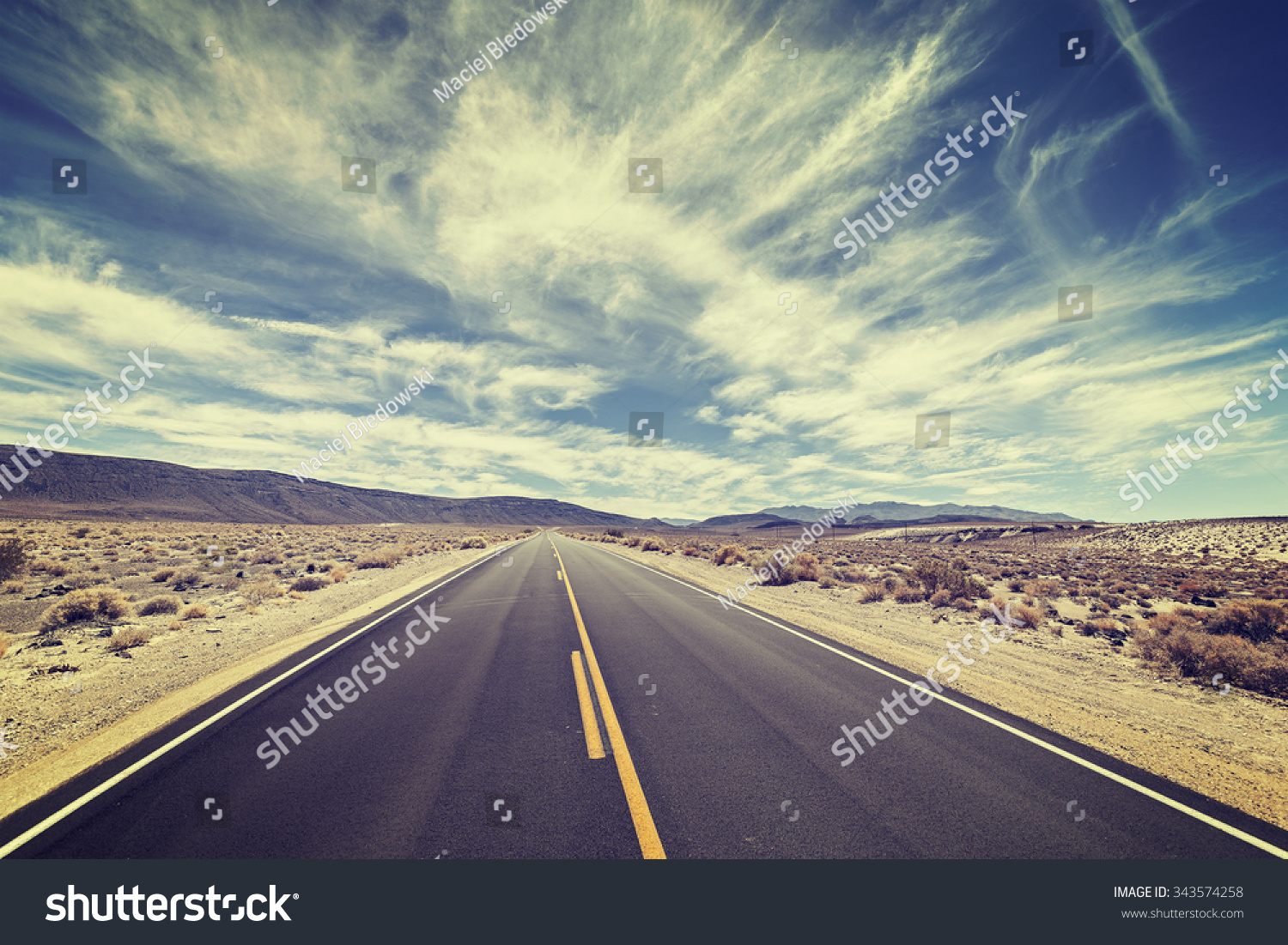 复古的没完没了的国家高速公路在死亡谷,加州