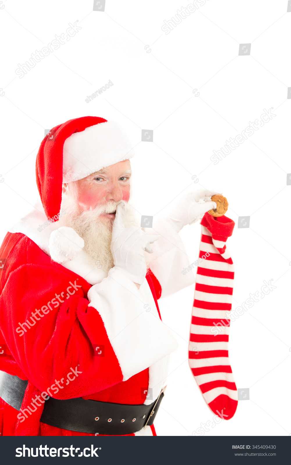 圣诞老人把饼干放在圣诞袜,白色背景 - 假期,人