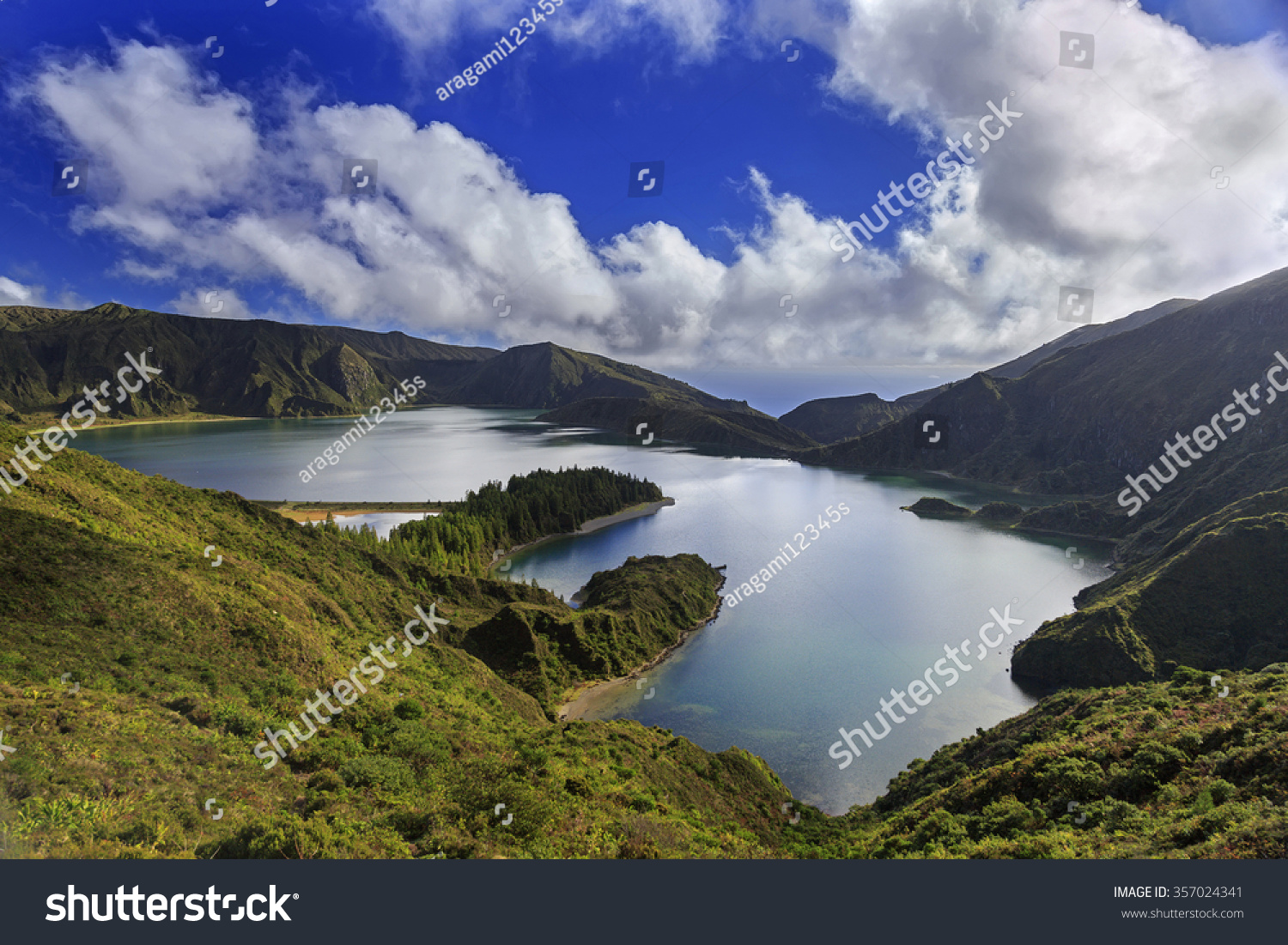 Lagoa do Fogo and green valley on San Migue