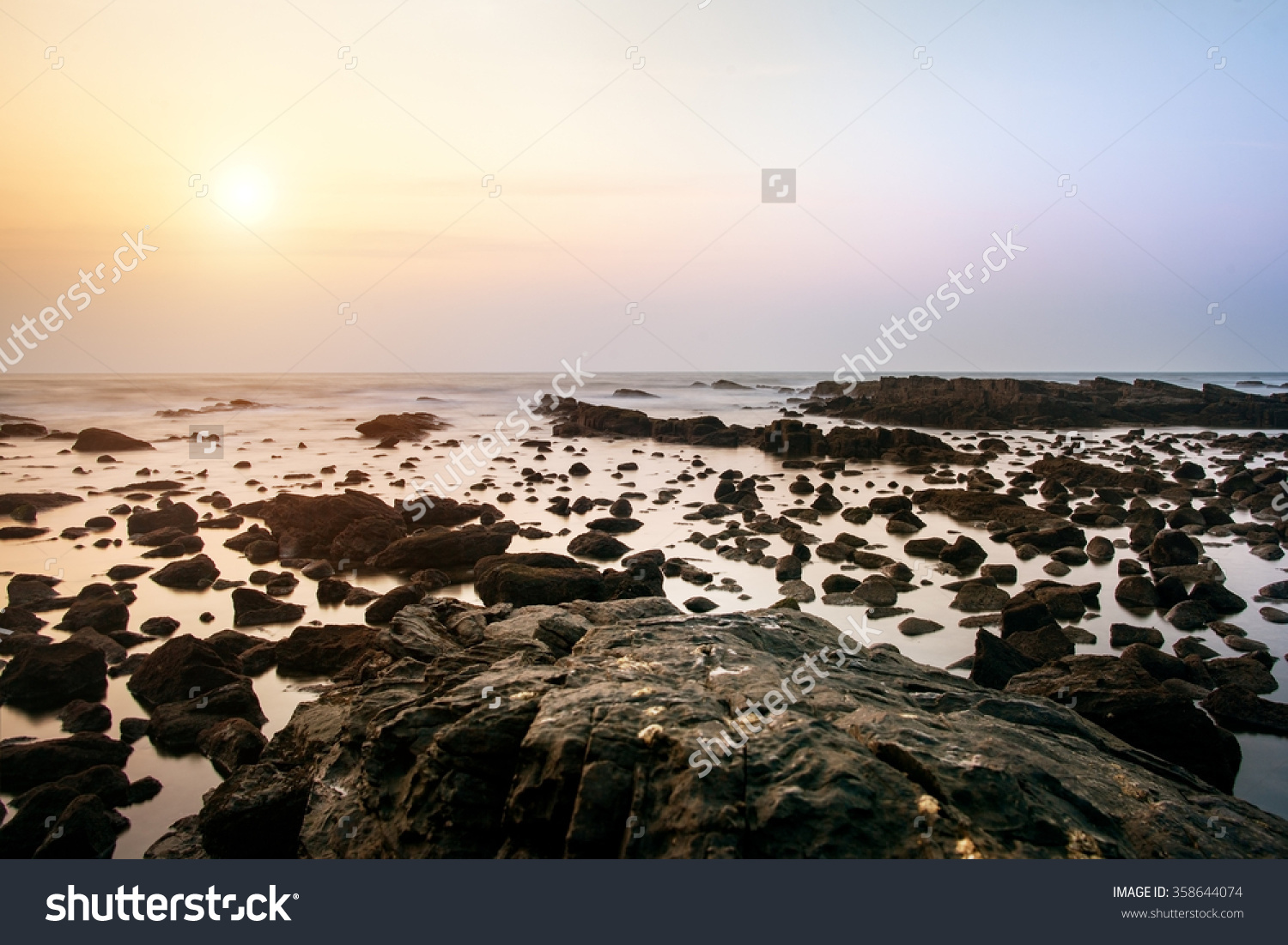 长时间曝光的照片,岩石在海里。-自然,其它-海
