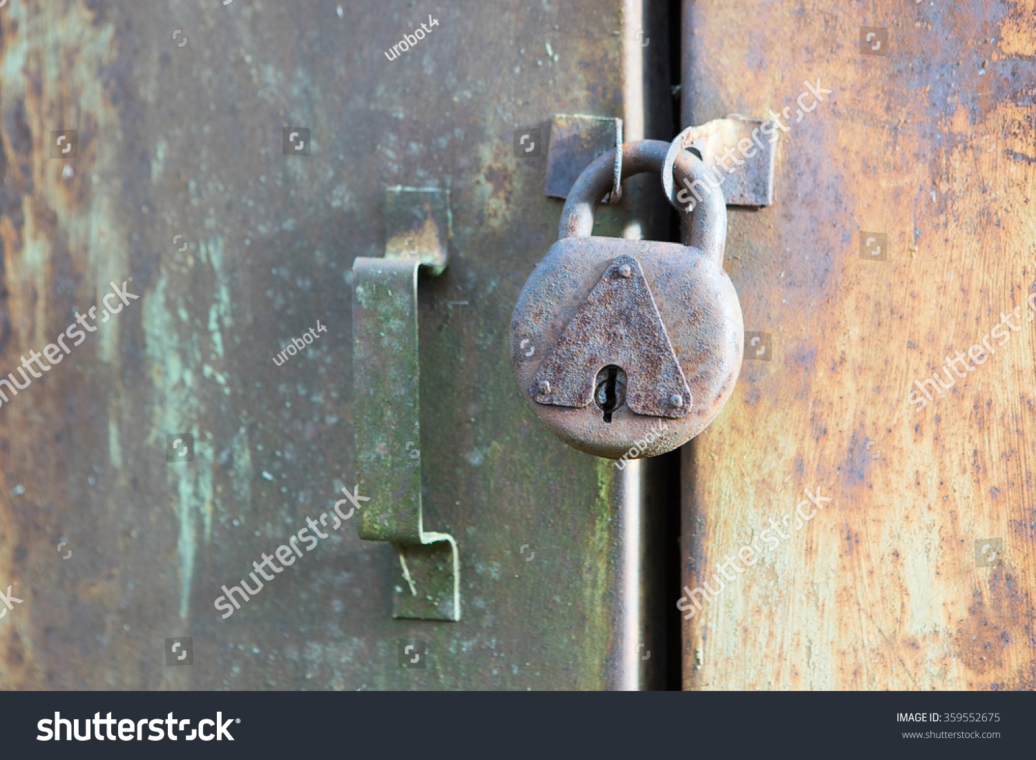 如何打开生锈的门锁 stock-photo-359552675.jpg