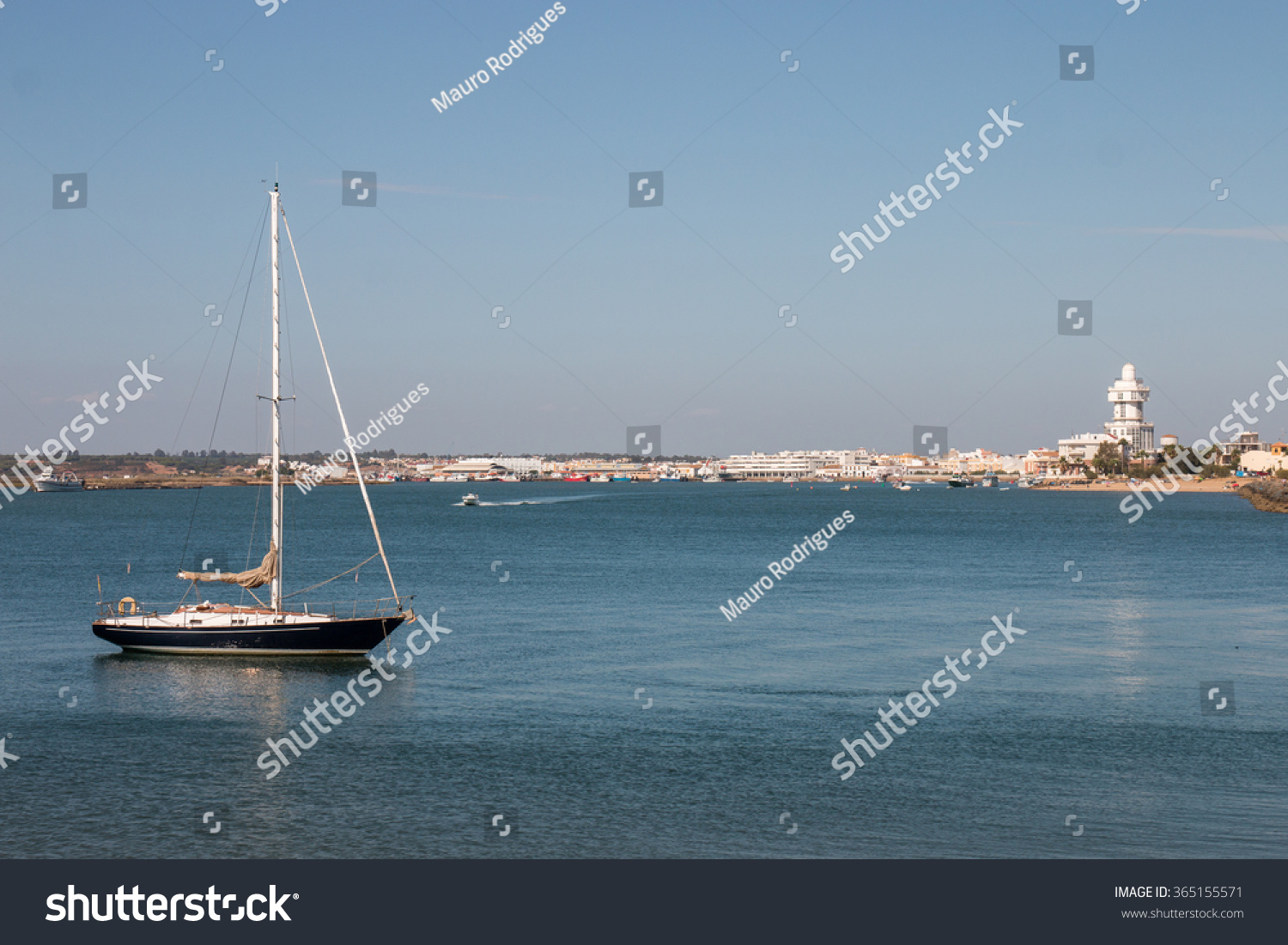 夏天的平静水域附近的帆船和蓝天伊斯拉克里斯