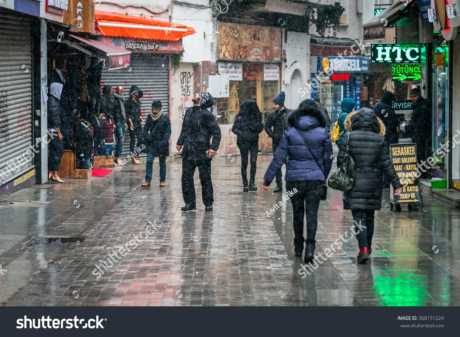 土耳其伊斯坦布尔--2016年1月18日:人走在街道