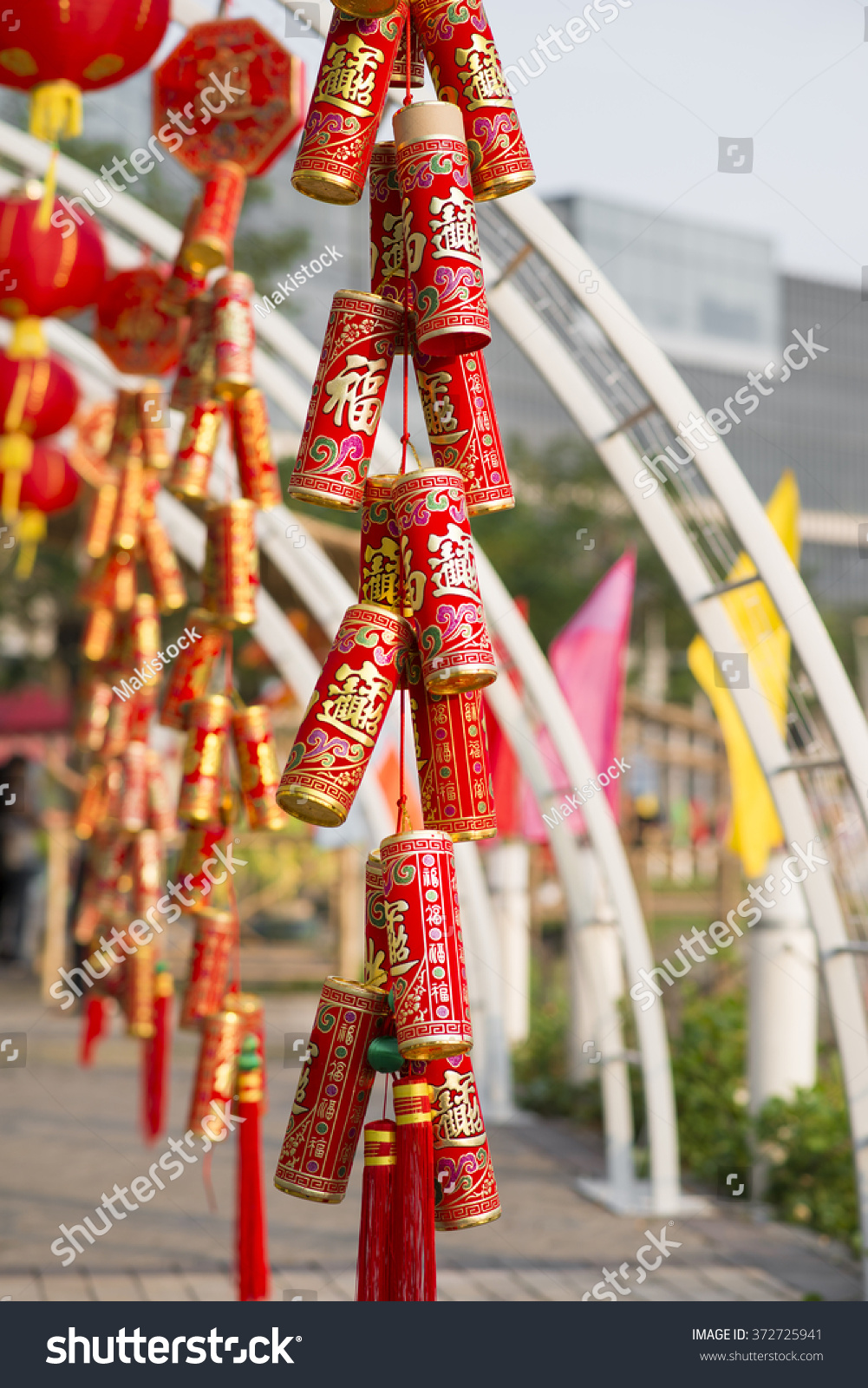 中国传统的金色鞭炮吓走坏运气。他们保护和给